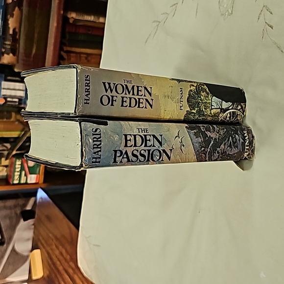 2 Vintage books Marilyn Harris Old Books Country style Decorating Books - Picture 3 of 3